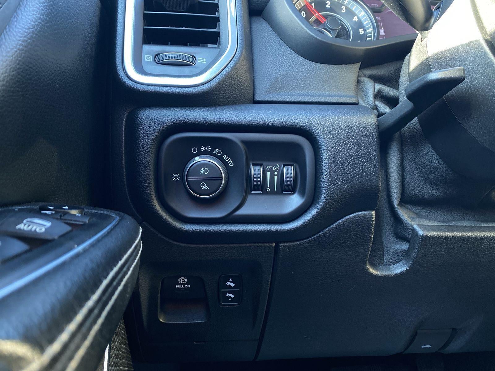 2020 RAM 1500 Laramie Crew Cab 4x4 5'7" Box