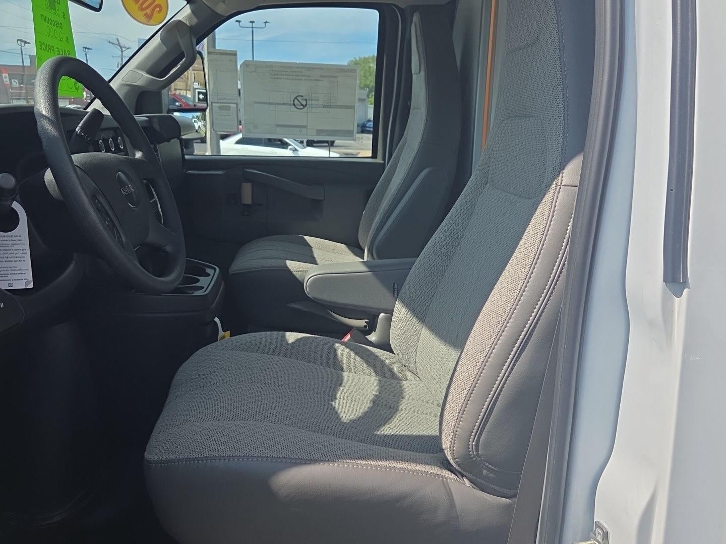 2025 GMC Savana Cutaway 3500 1WT