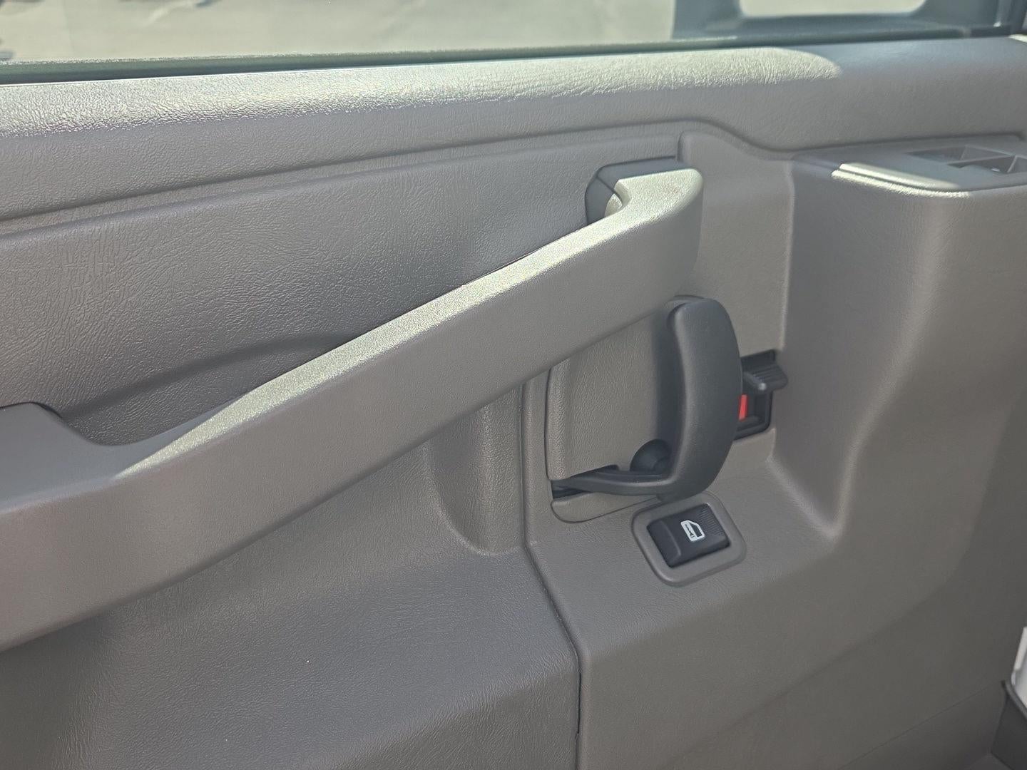 2025 GMC Savana Cutaway 3500 1WT