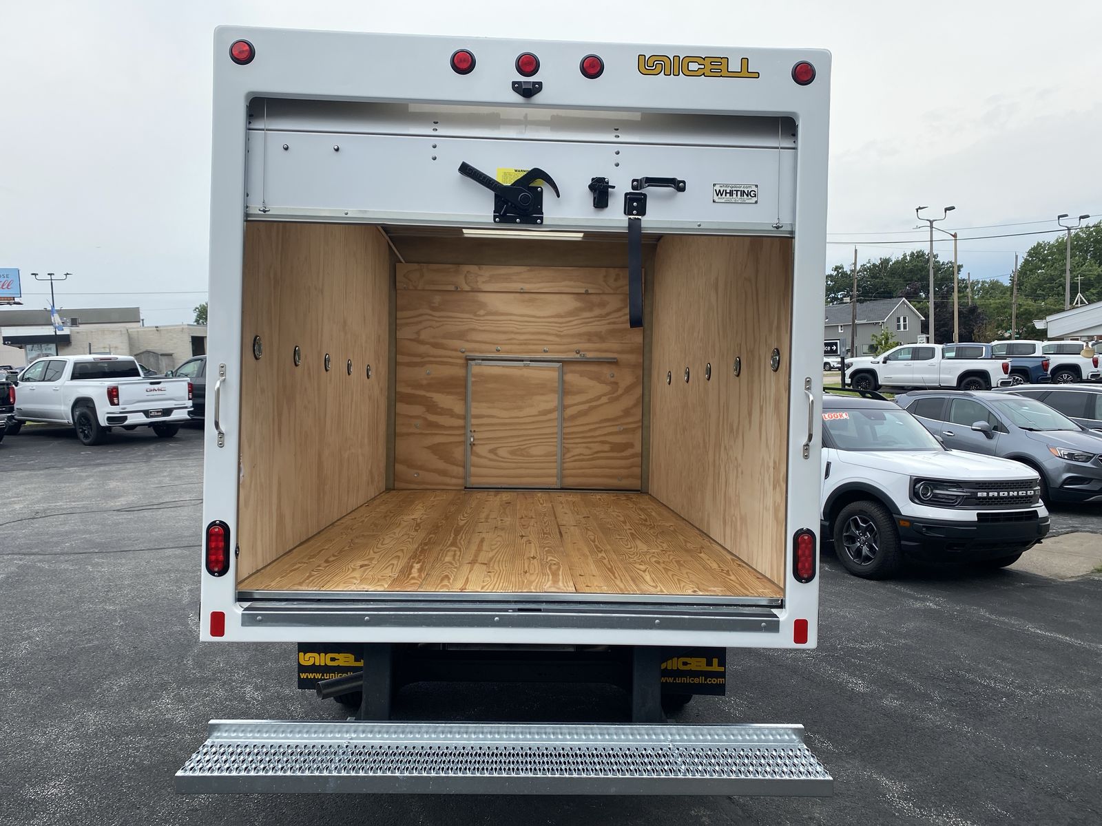 2025 GMC Savana Cutaway 3500 1WT