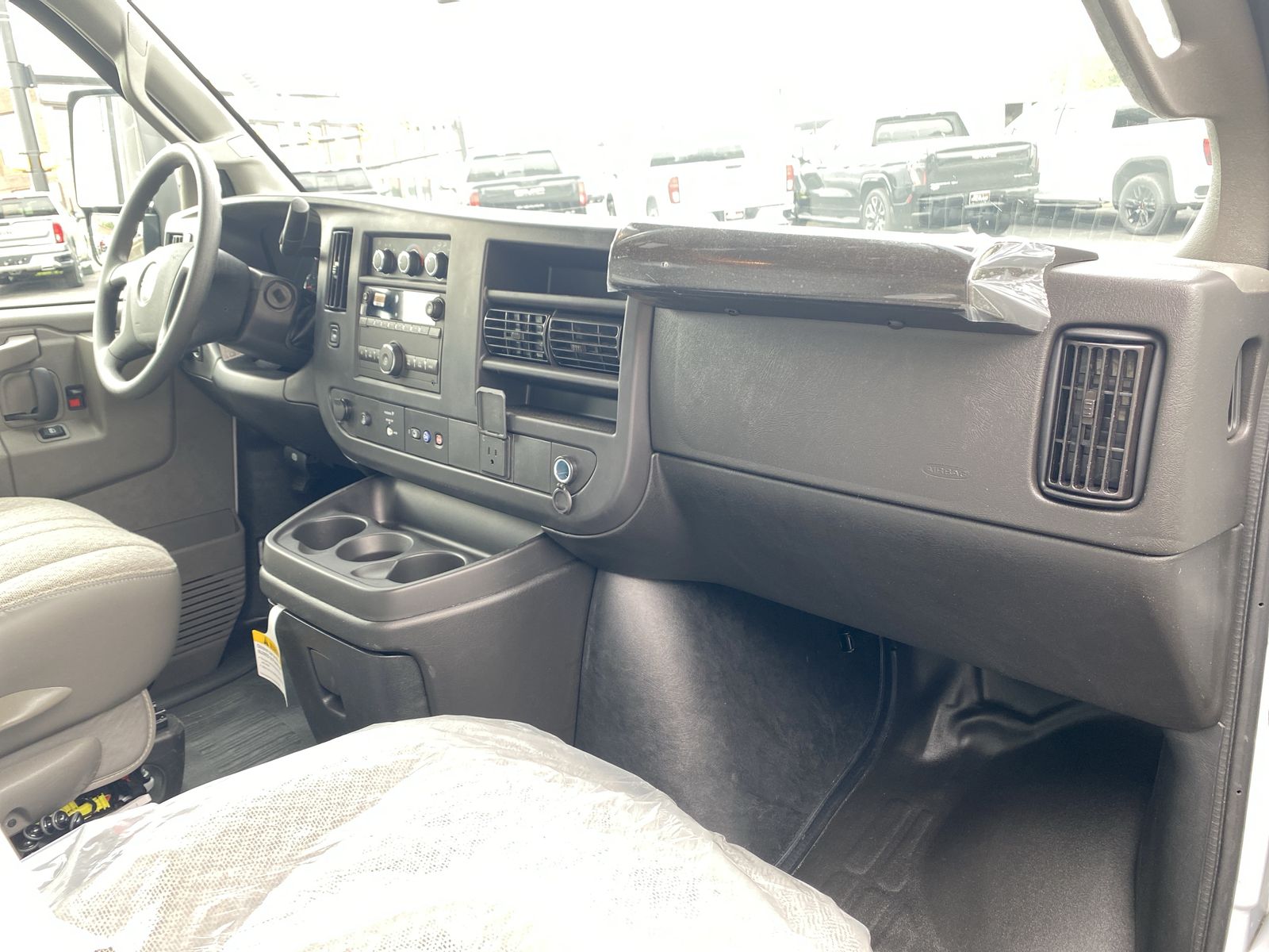 2025 GMC Savana Cutaway 3500 1WT