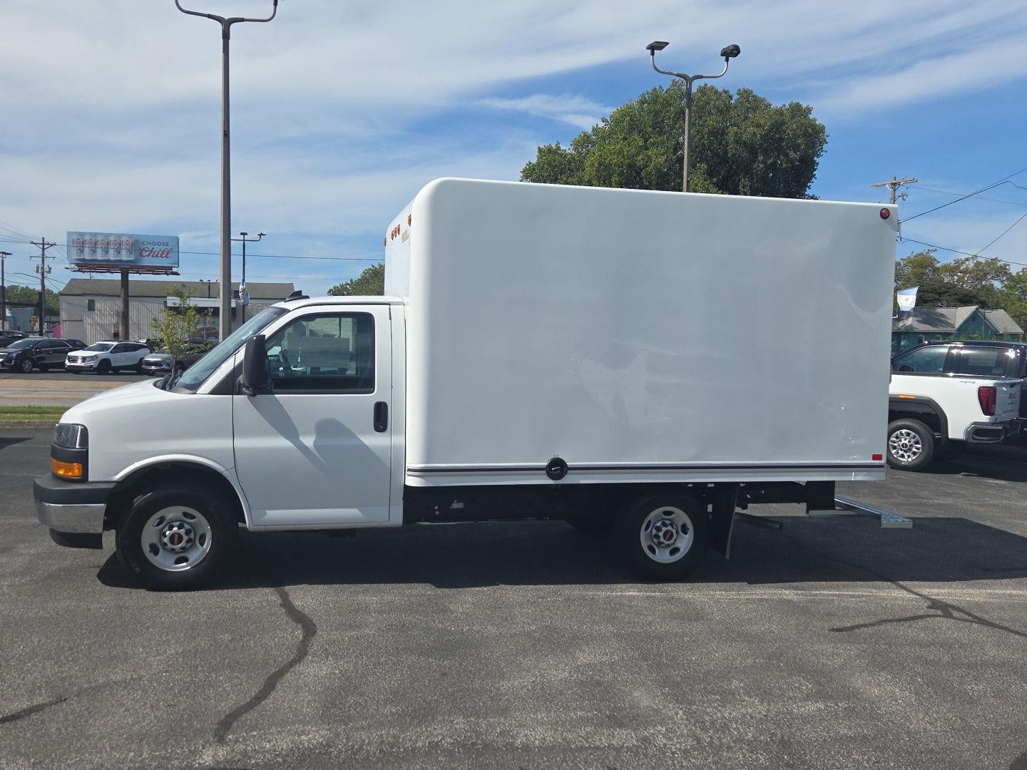 2025 GMC Savana Cutaway 3500 1WT