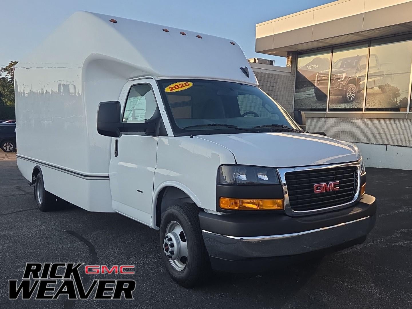2025 GMC Savana Cutaway 3500 1WT