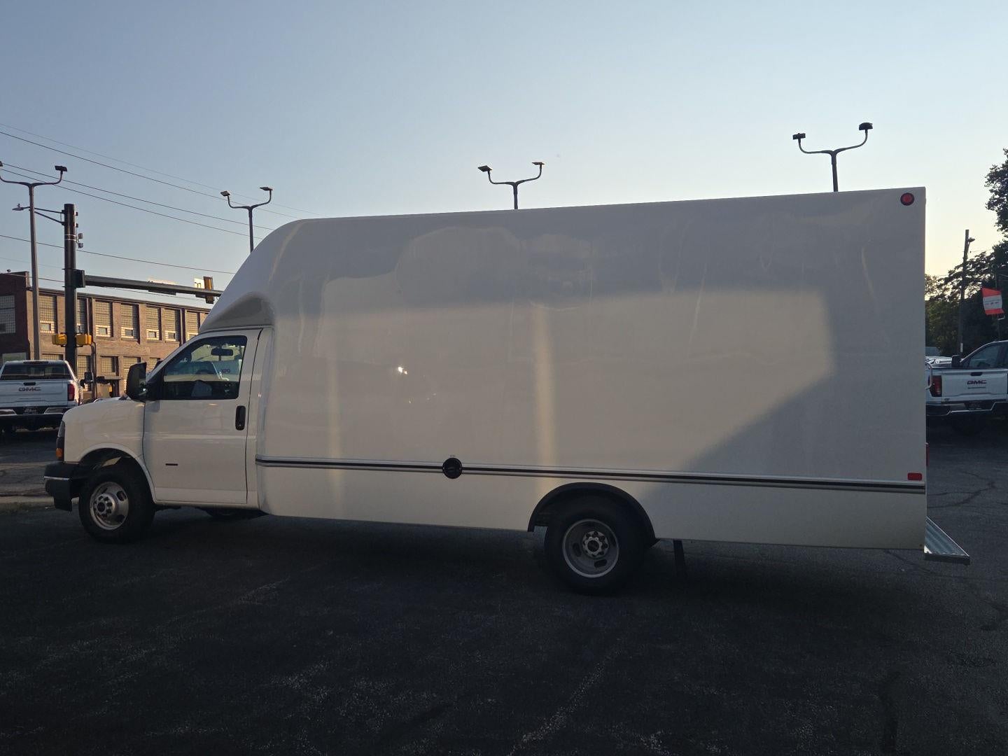 2025 GMC Savana Cutaway 3500 1WT