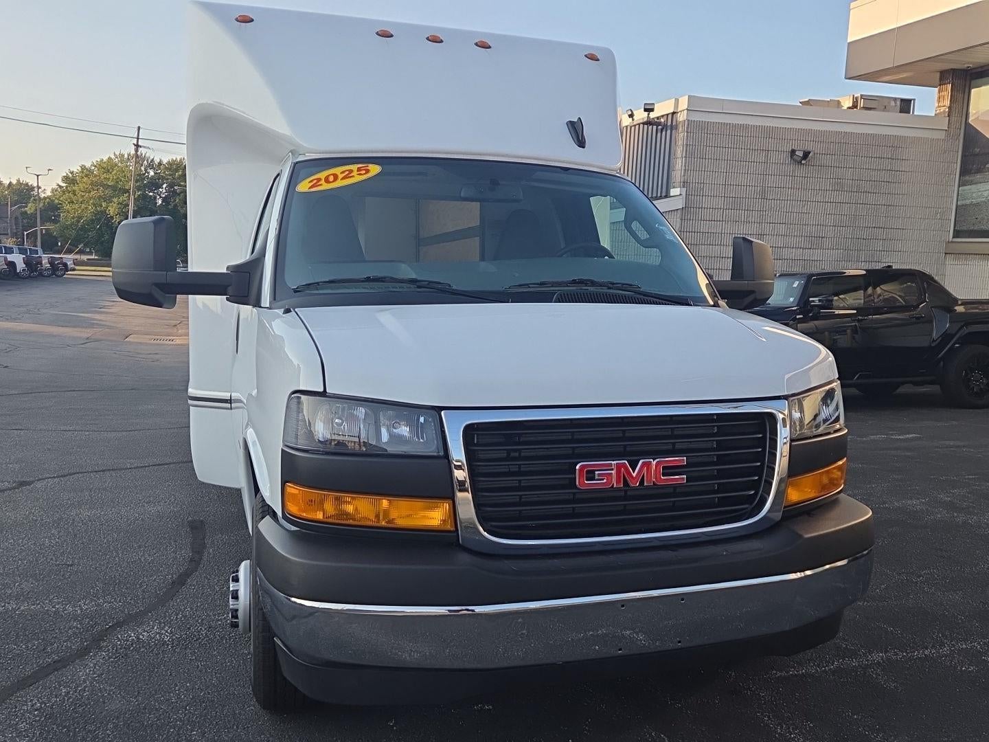 2025 GMC Savana Cutaway 3500 1WT
