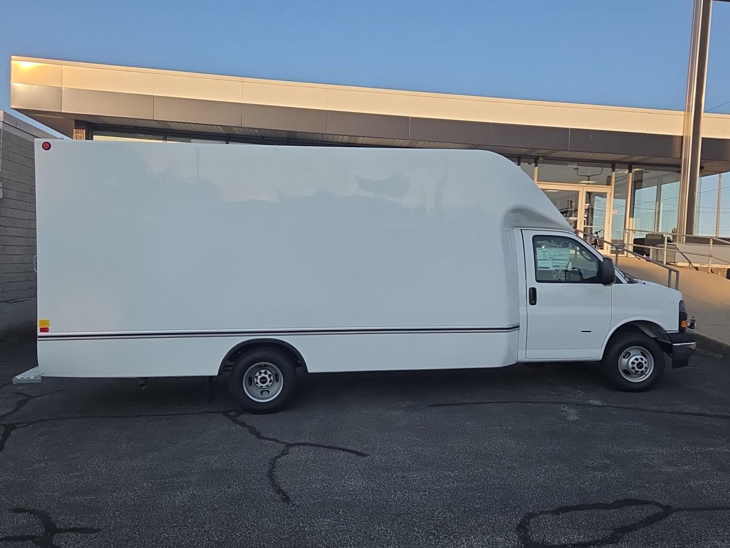 2025 GMC Savana Cutaway 3500 1WT