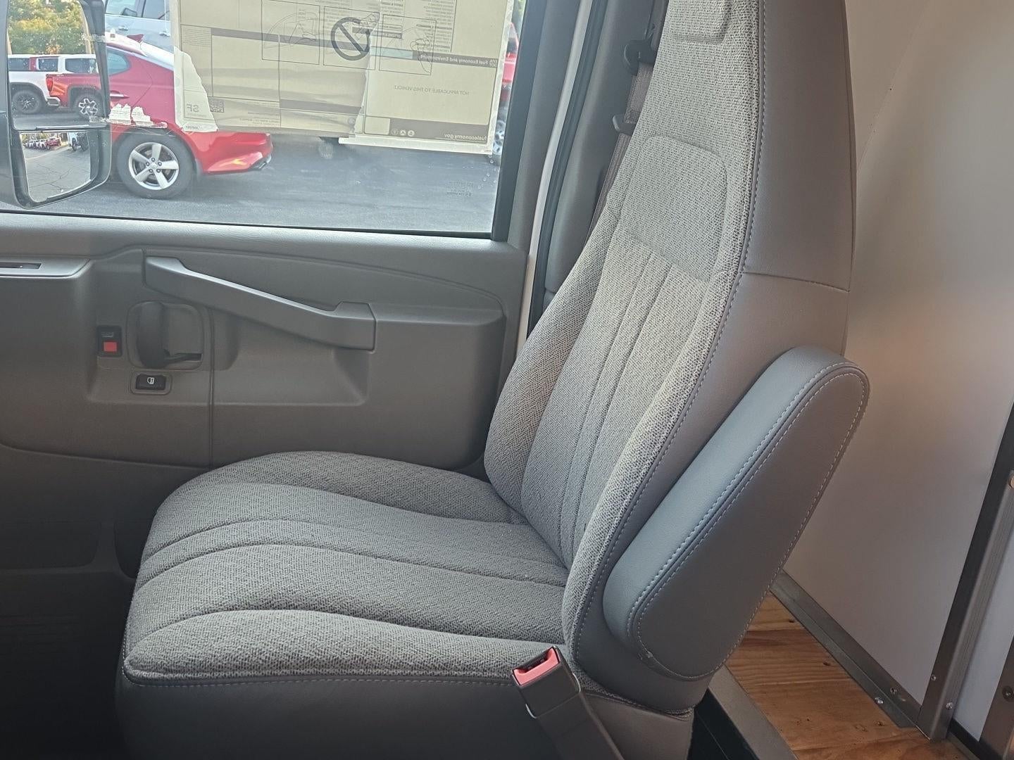 2025 GMC Savana Cutaway 3500 1WT