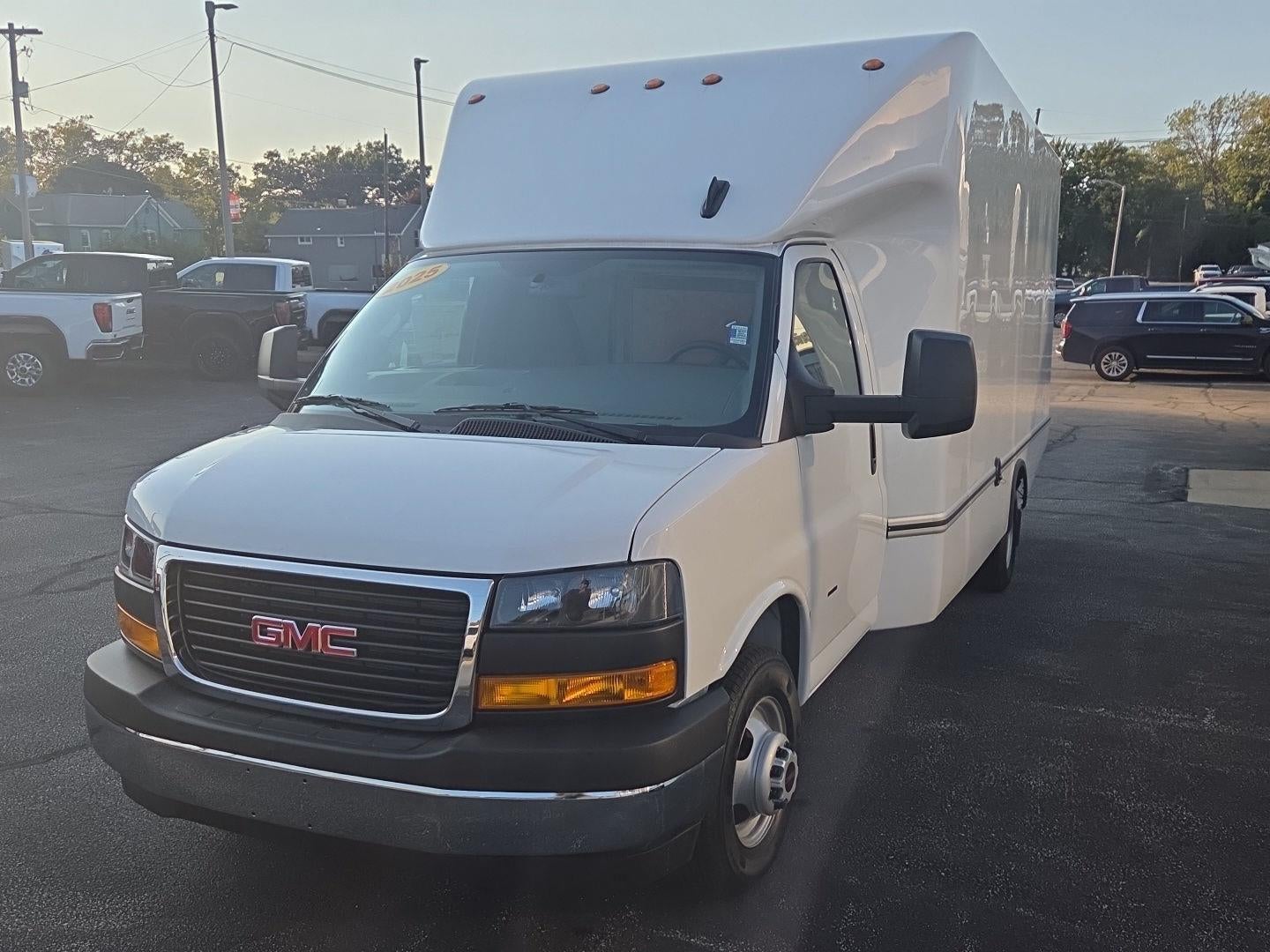 2025 GMC Savana Cutaway 3500 1WT
