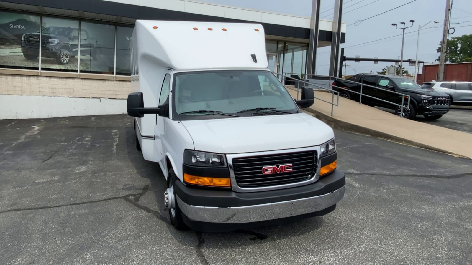 2025 GMC Savana Cutaway 3500 1WT