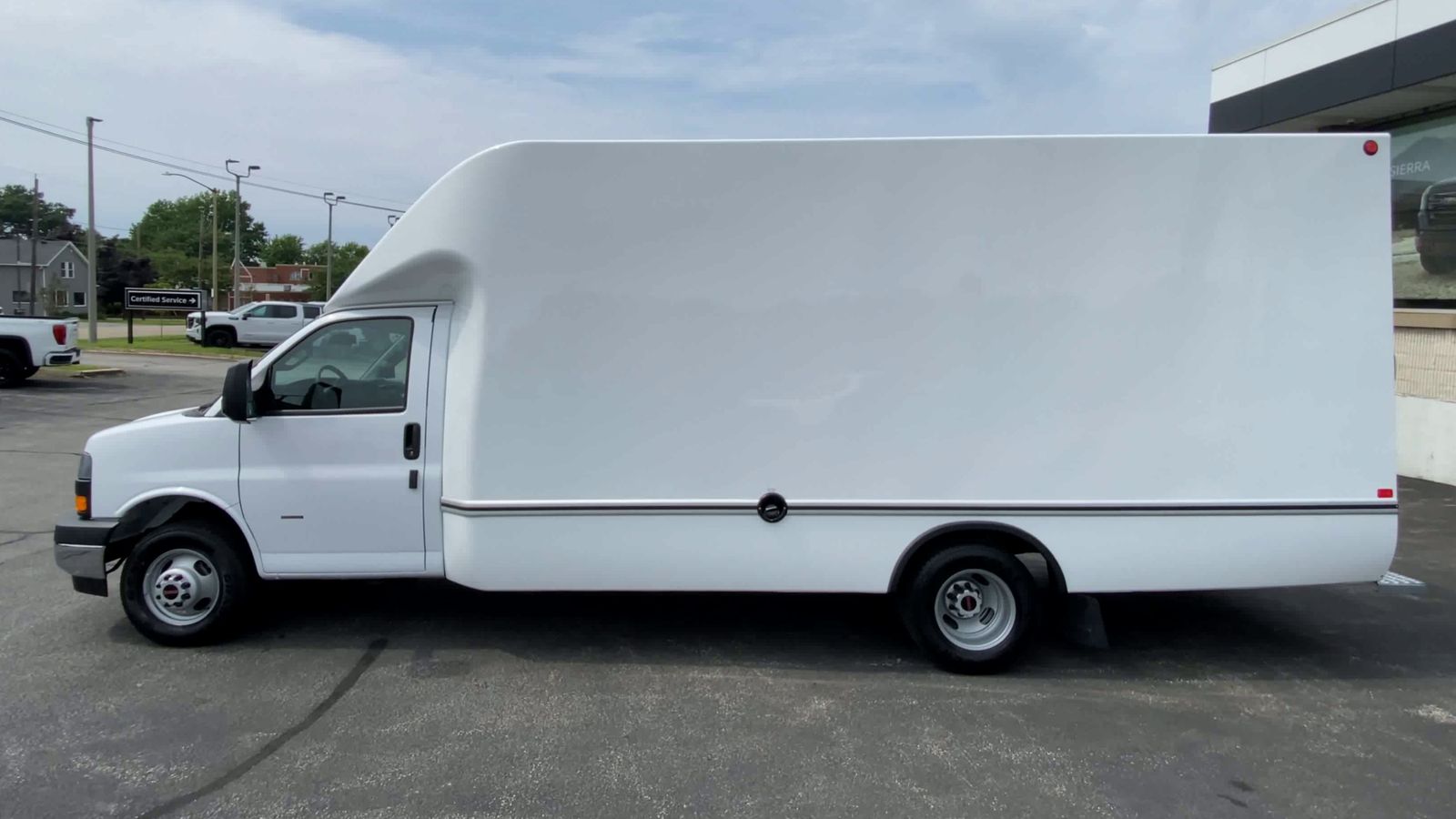 2025 GMC Savana Cutaway 3500 1WT