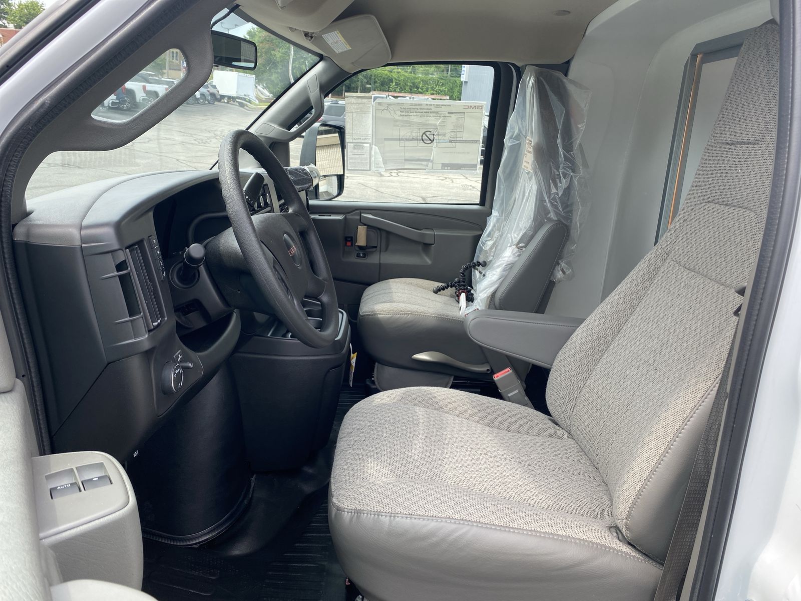 2025 GMC Savana Cutaway 3500 1WT