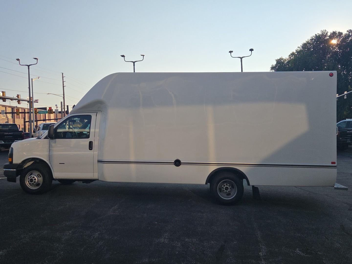 2025 GMC Savana Cutaway 3500 1WT