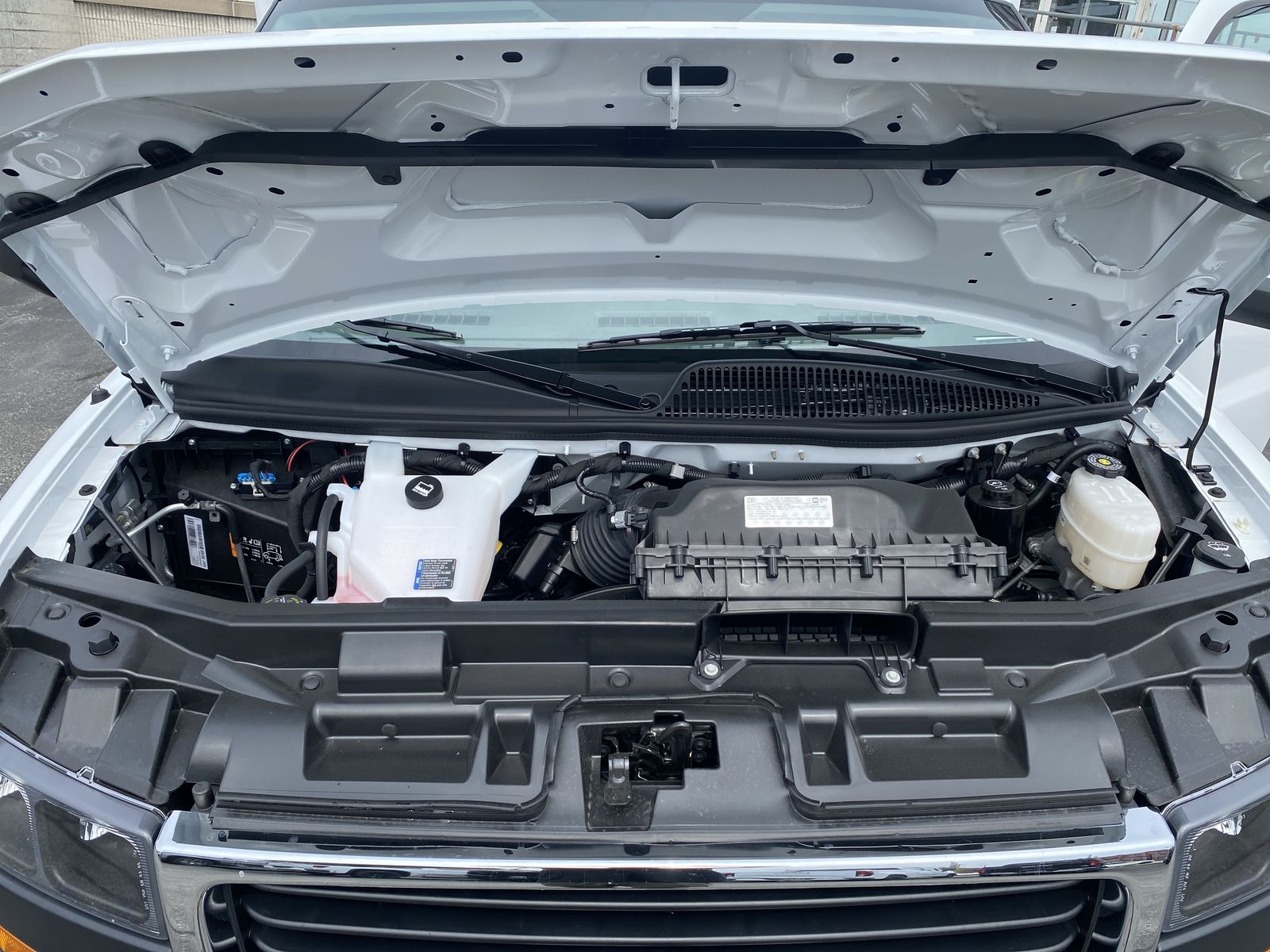 2025 GMC Savana Cutaway 3500 1WT