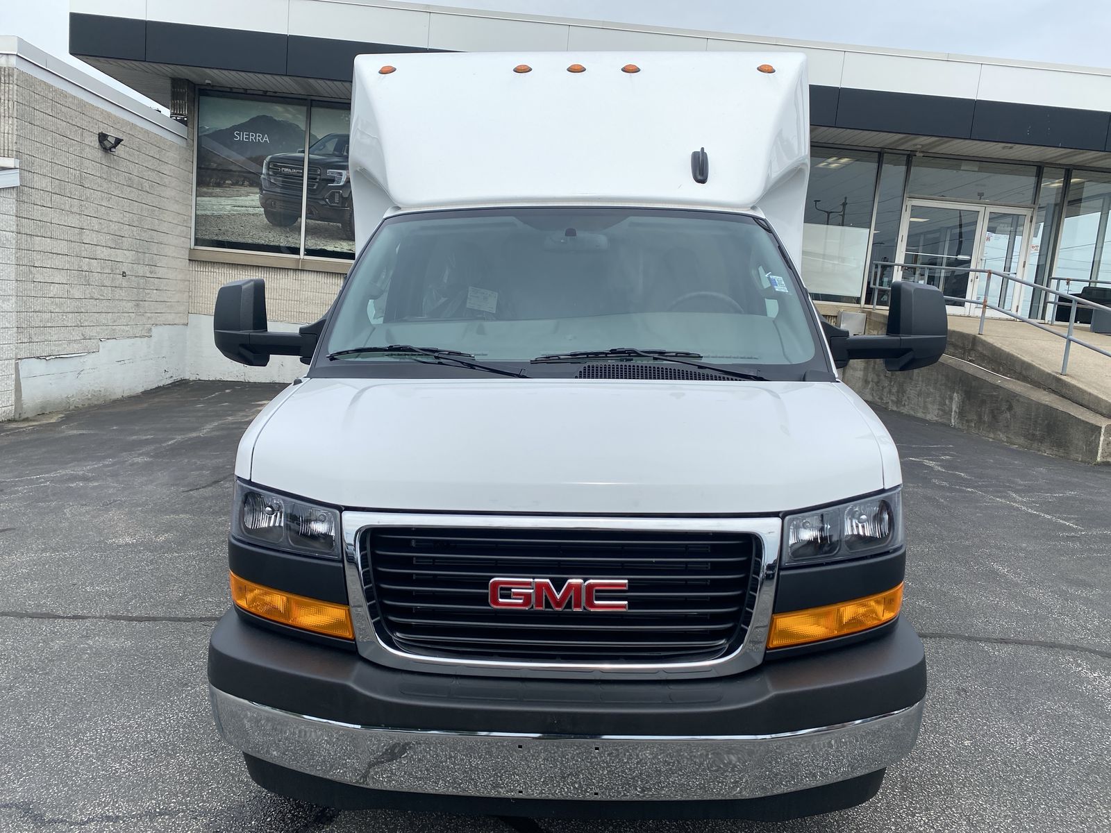 2025 GMC Savana Cutaway 3500 1WT