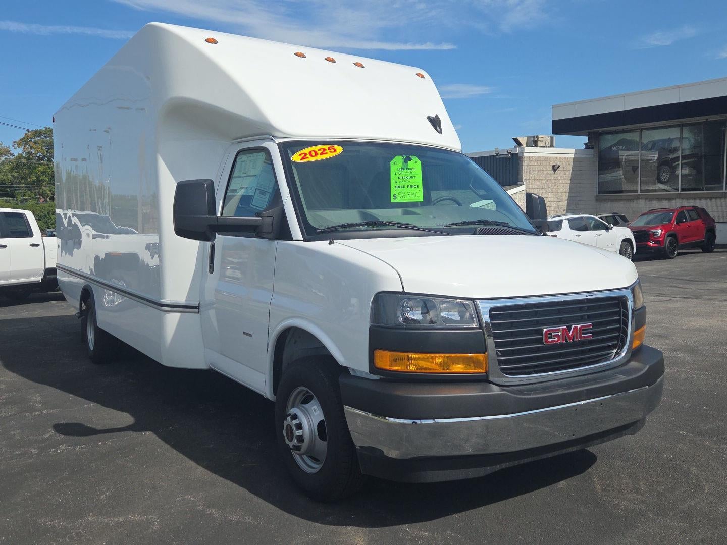 2025 GMC Savana Cutaway 3500 1WT