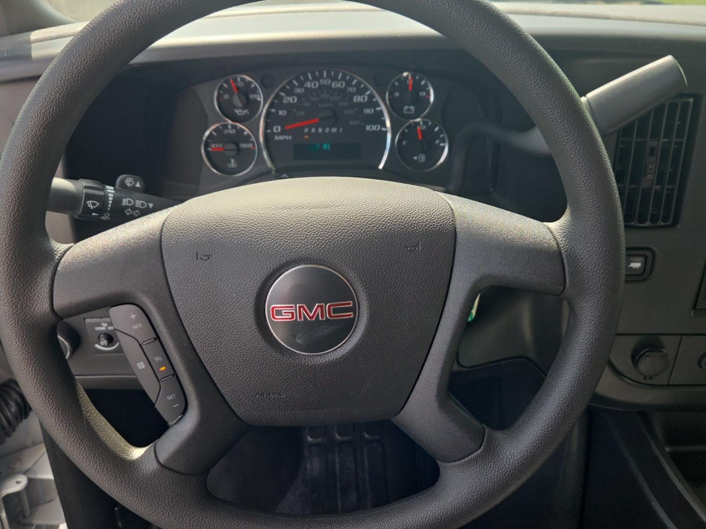 2025 GMC Savana Cutaway 3500 1WT