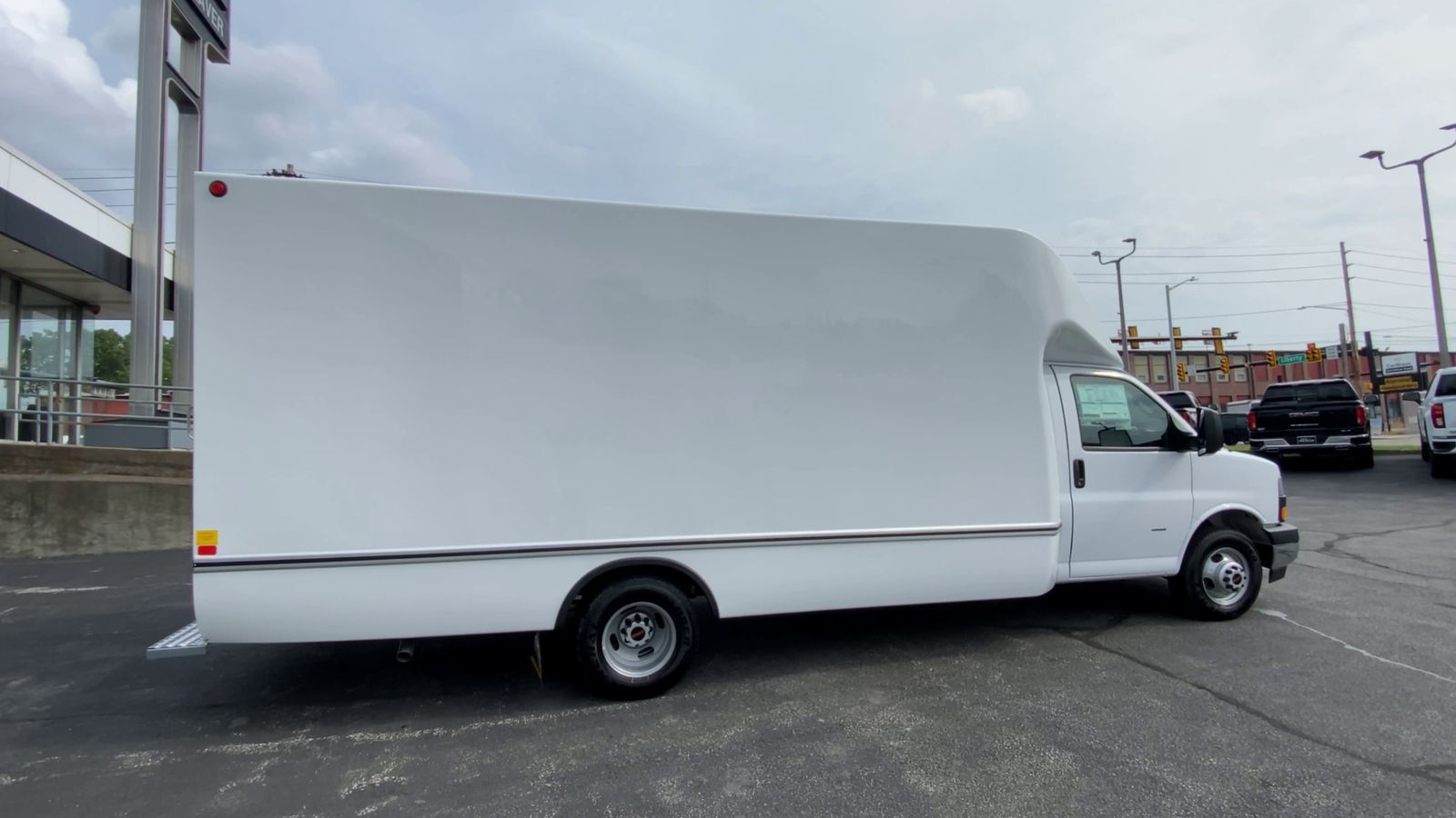 2025 GMC Savana Cutaway 3500 1WT