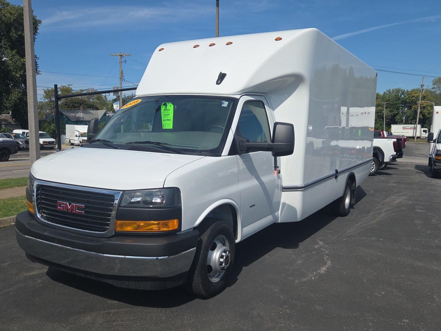 2025 GMC Savana Cutaway 3500 1WT