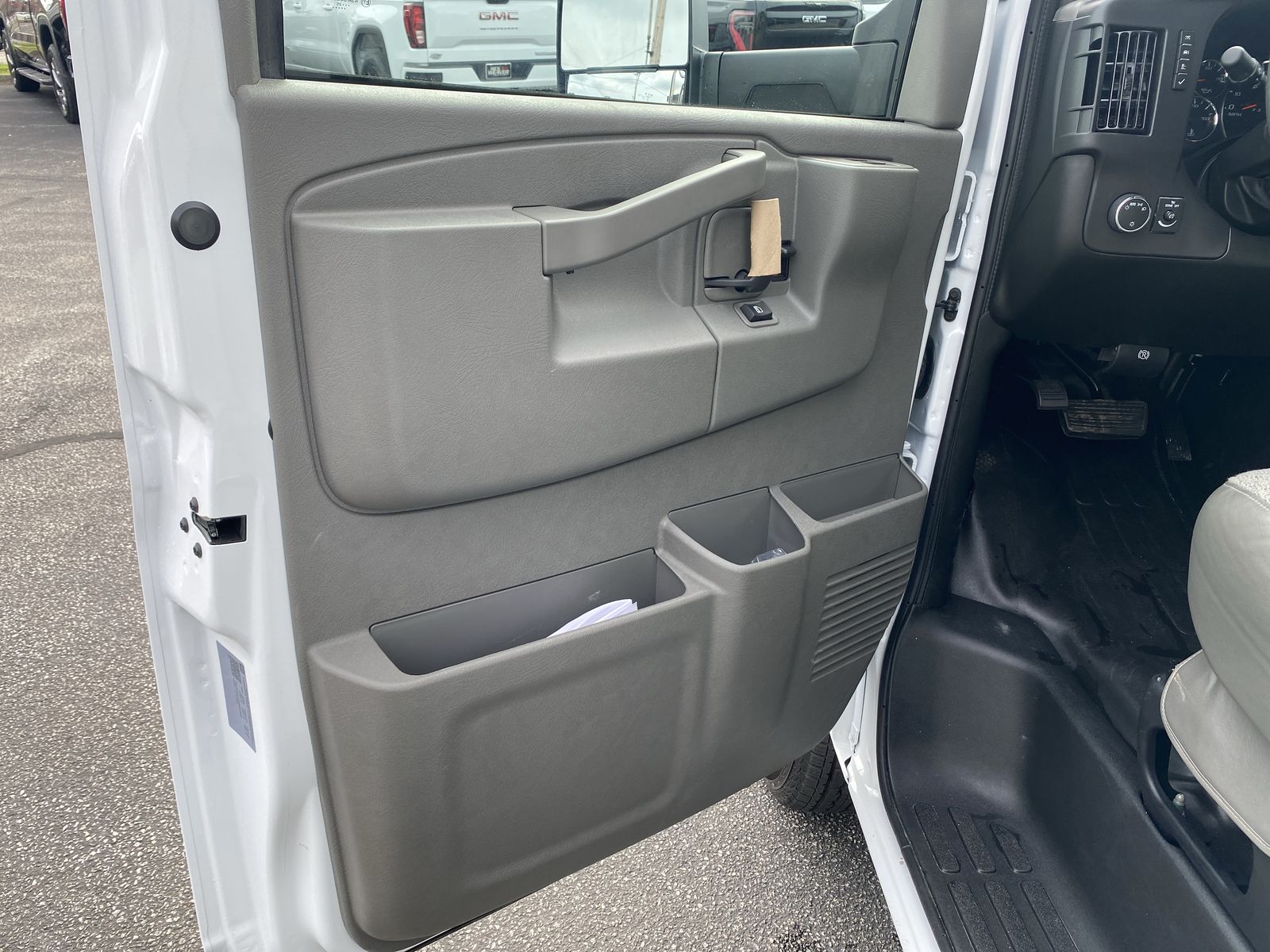 2025 GMC Savana Cutaway 3500 1WT