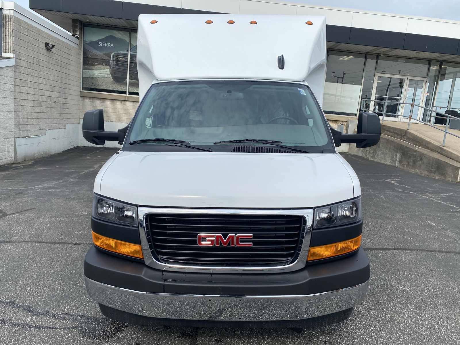 2025 GMC Savana Cutaway 3500 1WT