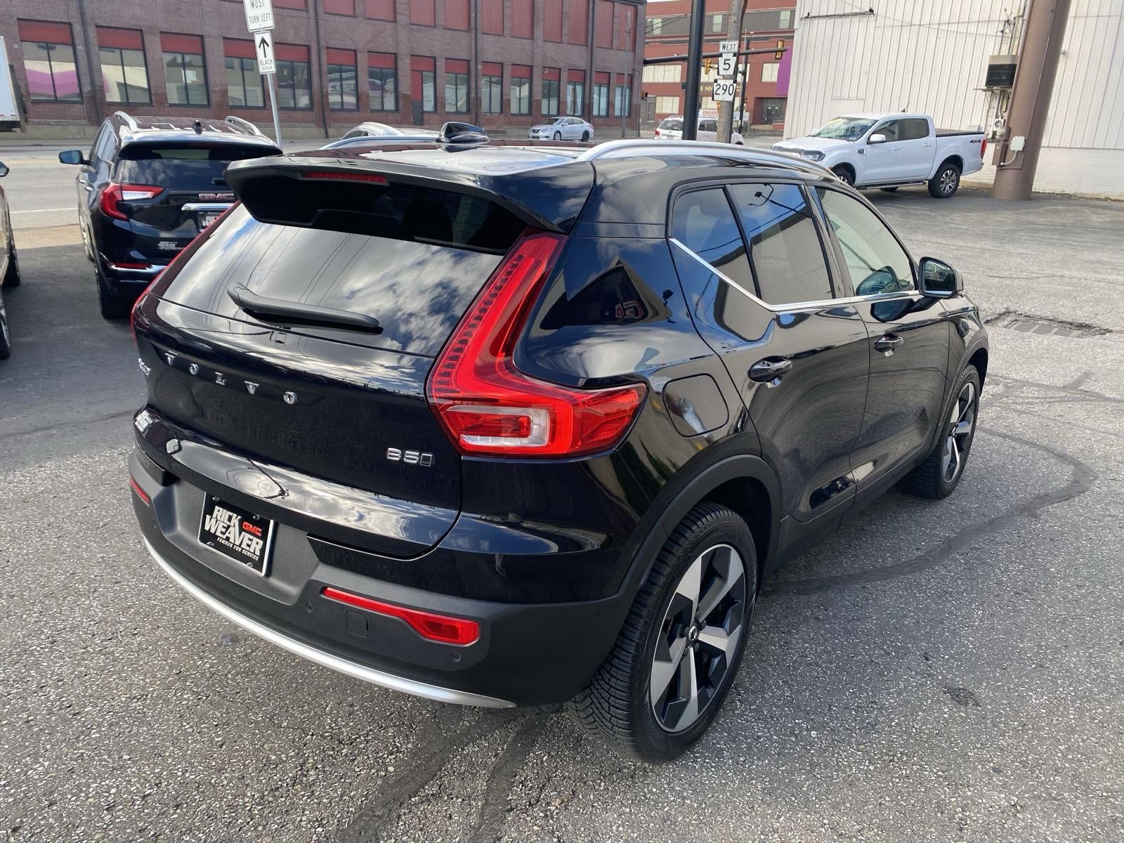 2024 Volvo XC40 Plus Bright Theme