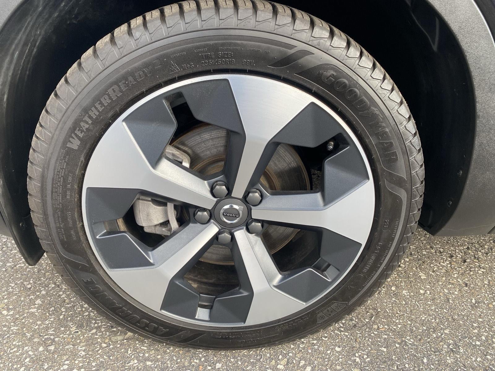 2024 Volvo XC40 Plus Bright Theme