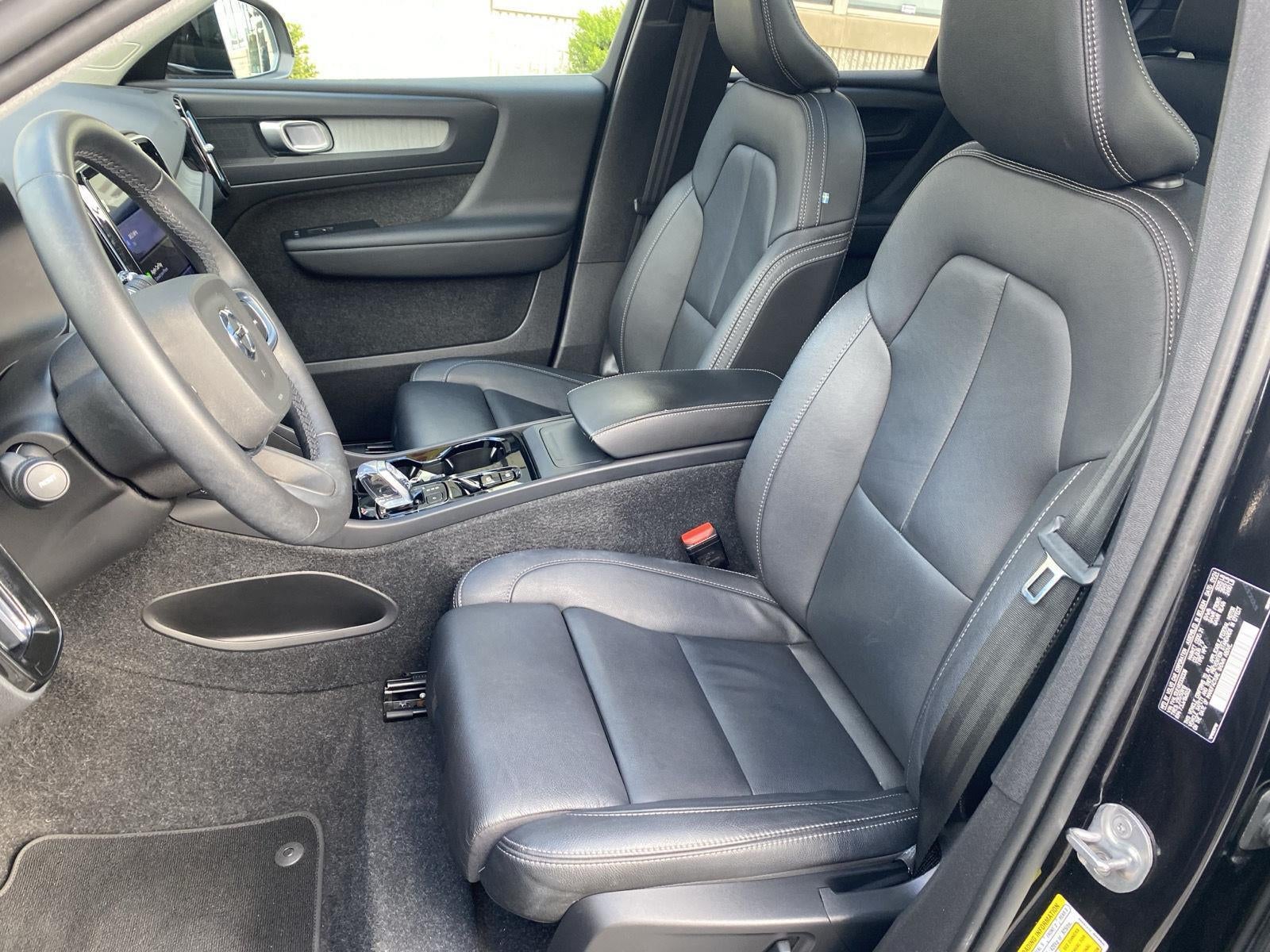 2024 Volvo XC40 Plus Bright Theme