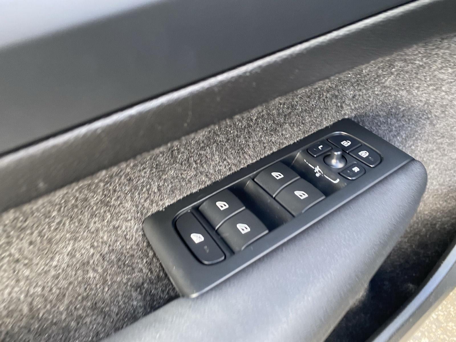 2024 Volvo XC40 Plus Bright Theme