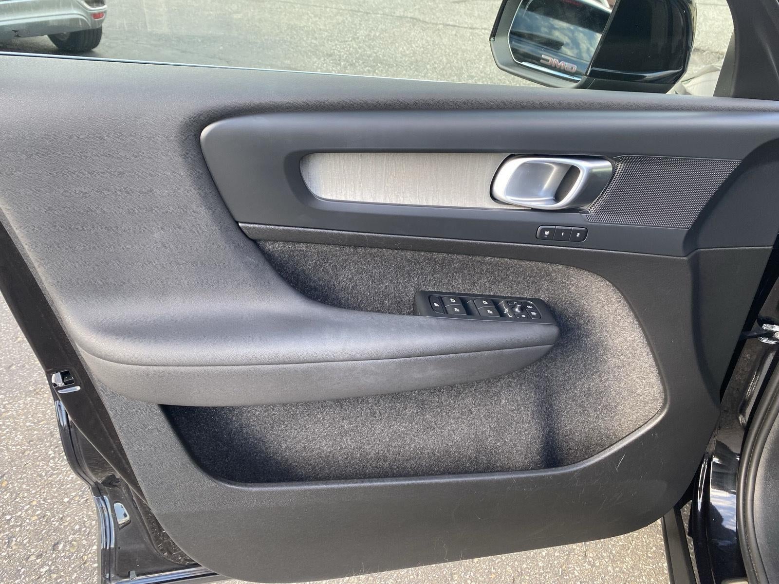 2024 Volvo XC40 Plus Bright Theme