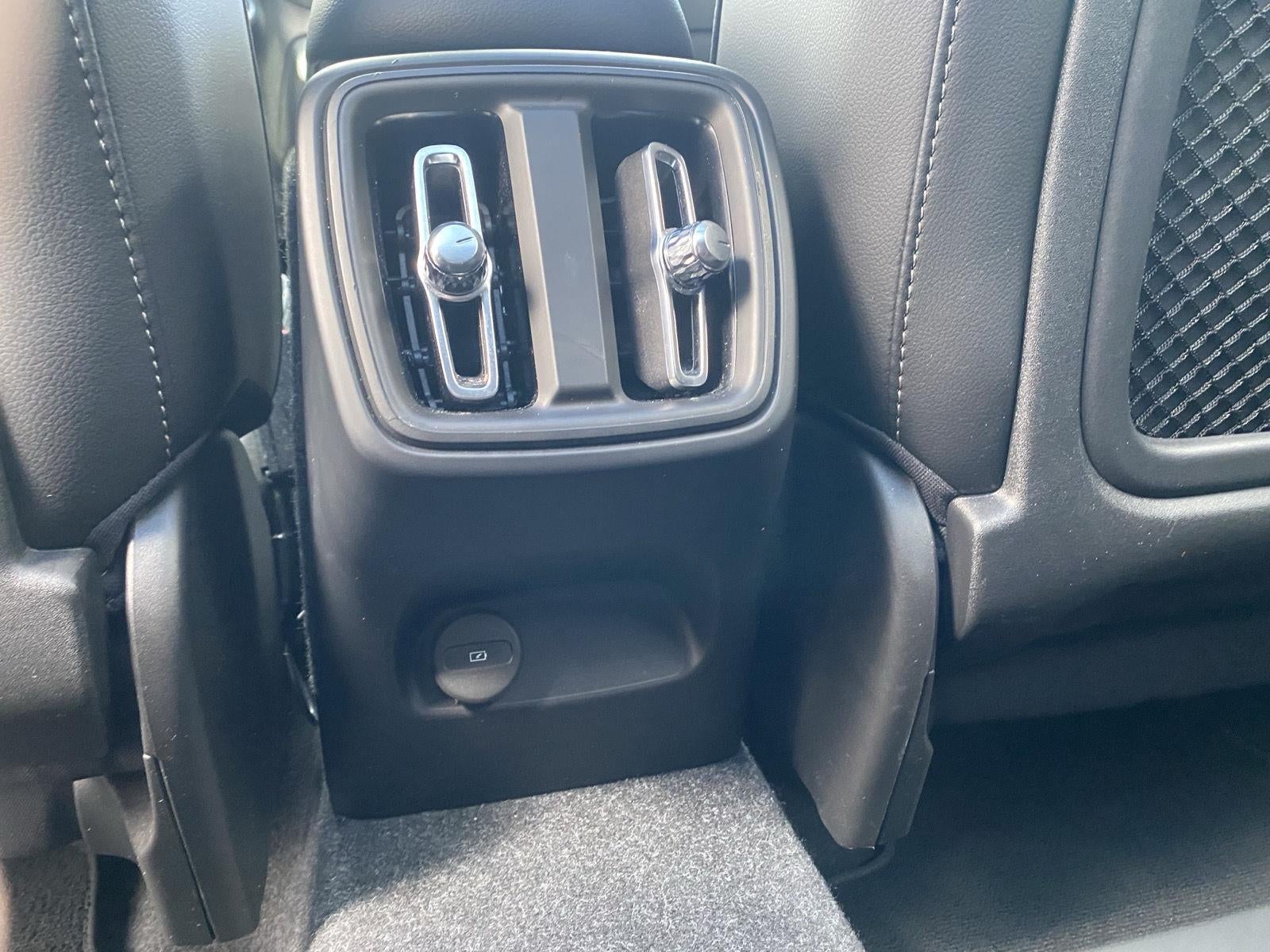 2024 Volvo XC40 Plus Bright Theme