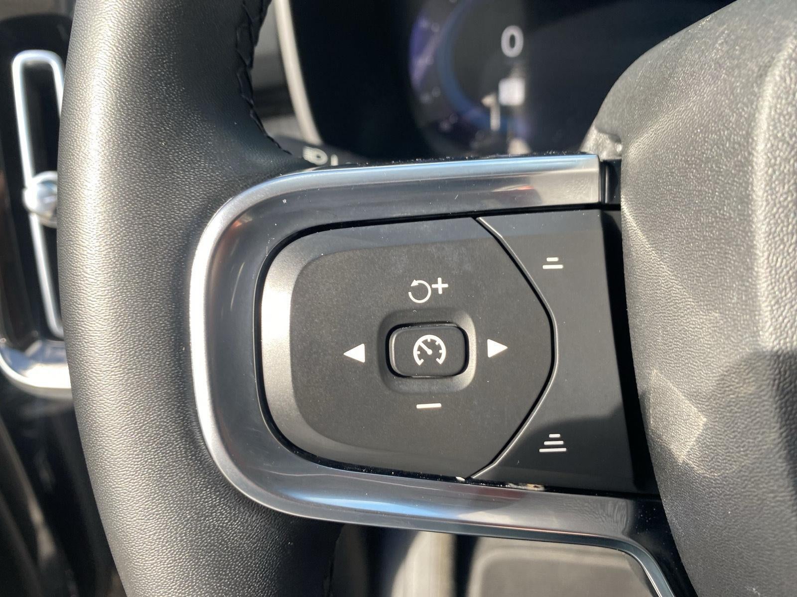 2024 Volvo XC40 Plus Bright Theme