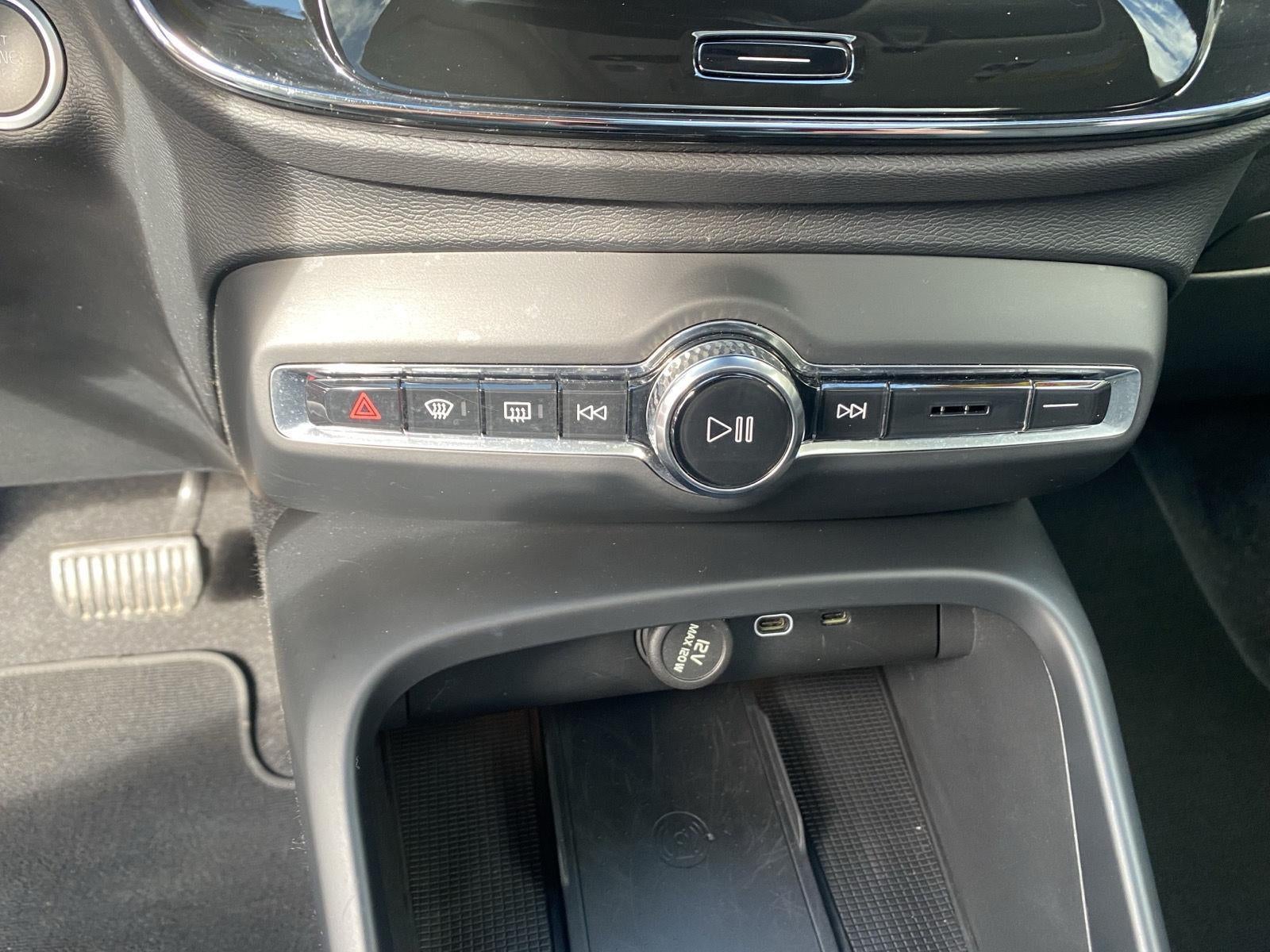 2024 Volvo XC40 Plus Bright Theme